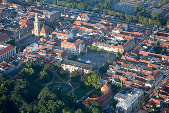 Vue aérienne de Église huguenote dans le centre de la vieille ville à le quartier Markgrafenstadt in Erlangen dans le département Bavière, Allemagne