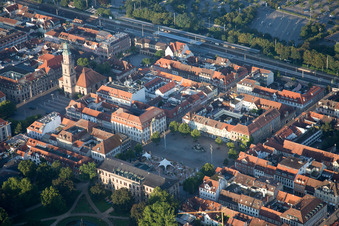 Vue aérienne de Église huguenote dans le centre de la vieille ville à le quartier Markgrafenstadt in Erlangen dans le département Bavière, Allemagne