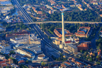 Vue aérienne de Cheminée d'échappement d'Erlanger Stadtwerke AG en face de Erlangen Arcaden à le quartier Tal in Erlangen dans le département Bavière, Allemagne