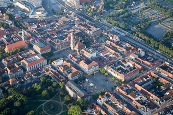 Vue aérienne de Hôtel de ville de l'administration municipale sur la place du marché au centre-ville à le quartier Markgrafenstadt in Erlangen dans le département Bavière, Allemagne