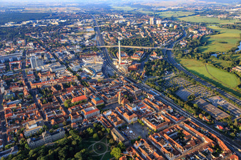 Vue aérienne de Centre-ville vu du nord à le quartier Rathausplatz in Erlangen dans le département Bavière, Allemagne