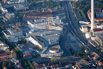 Vue aérienne de Centrale électrique et tour d'échappement de la centrale électrique au charbon et Erlangen arcades à le quartier Rathausplatz in Erlangen dans le département Bavière, Allemagne