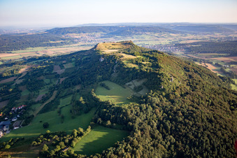 Vue aérienne de Sommet de Walberla à Wiesenthau dans le département Bavière, Allemagne