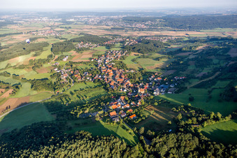Vue aérienne de Quartier Schlaifhausen in Wiesenthau dans le département Bavière, Allemagne