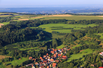 Vue aérienne de Vue du village depuis le nord-est à le quartier Pommer in Igensdorf dans le département Bavière, Allemagne