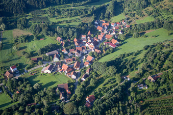 Vue aérienne de Vue sur le village à le quartier Pommer in Igensdorf dans le département Bavière, Allemagne