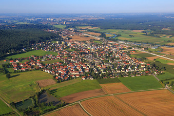 Vue aérienne de Vue de la ville sur l'A73 depuis le nord-est à Bubenreuth dans le département Bavière, Allemagne
