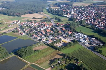 Vue aérienne de Village - Vue à le quartier Dechsendorf Ost in Erlangen dans le département Bavière, Allemagne