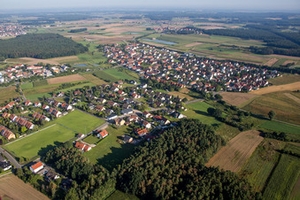 Vue aérienne de Champs agricoles et terres agricoles à Heßdorf dans le département Bavière, Allemagne