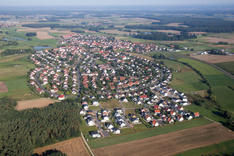 Vue aérienne de Champs agricoles et terres agricoles à Großenseebach dans le département Bavière, Allemagne