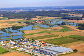 Vue aérienne de Zone industrielle Est avec Ludwig Peetz, Spedition und Lagerung GmbH & Co. KG devant le paysage d'étangs de Franconie à Weisendorf dans le département Bavière, Allemagne