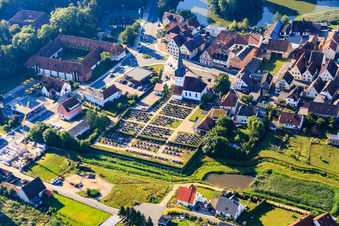 Vue aérienne de Château Weisendorf et église évangélique luthérienne au cimetière Weisendorf à Weisendorf dans le département Bavière, Allemagne