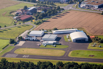 Vue aérienne de Piste avec zone de circulation de l'aéroport Herzogenaurach à Herzogenaurach dans le département Bavière, Allemagne