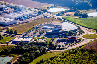 Vue aérienne de Bâtiment administratif et complexe de bureaux d'Adidas à le quartier Haundorf in Herzogenaurach dans le département Bavière, Allemagne