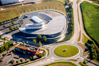 Photographie aérienne de Bâtiment administratif et complexe de bureaux d'Adidas à le quartier Haundorf in Herzogenaurach dans le département Bavière, Allemagne