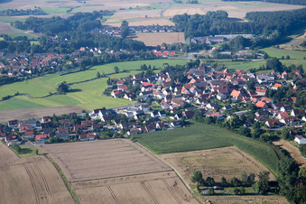 Vue aérienne de Du nord à le quartier Niederndorf in Herzogenaurach dans le département Bavière, Allemagne