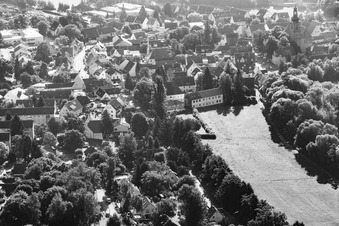 Vue aérienne de Herzogenauracher Straße vpn W à le quartier Frauenaurach in Erlangen dans le département Bavière, Allemagne