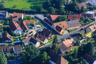 Vue aérienne de Herzogenauracher Straße avec l'Eier-Schränkla de Helm à le quartier Frauenaurach in Erlangen dans le département Bavière, Allemagne