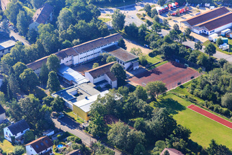 Vue aérienne de École primaire Frauenaurach à le quartier Frauenaurach in Erlangen dans le département Bavière, Allemagne