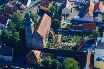 Vue aérienne de Église du monastère Frauenaurach à le quartier Frauenaurach in Erlangen dans le département Bavière, Allemagne