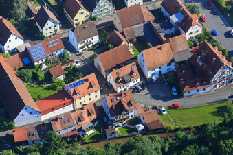 Vue aérienne de Hôtel Schwarzer Adler sur le Mittlere Aurach à Wallerodtstr à le quartier Frauenaurach in Erlangen dans le département Bavière, Allemagne