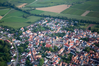 Vue aérienne de Bâtiment d'église au centre du village à le quartier Mühlhofen in Billigheim-Ingenheim dans le département Rhénanie-Palatinat, Allemagne