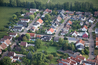 Vue aérienne de Maxburgstr à le quartier Billigheim in Billigheim-Ingenheim dans le département Rhénanie-Palatinat, Allemagne