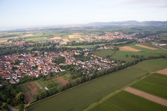 Vue oblique de Maxburgstr à le quartier Billigheim in Billigheim-Ingenheim dans le département Rhénanie-Palatinat, Allemagne