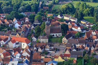 Vue aérienne de Église protestante Saint-Martin Billigheim à le quartier Billigheim in Billigheim-Ingenheim dans le département Rhénanie-Palatinat, Allemagne