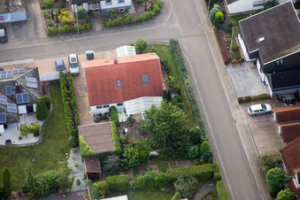 Maxburgstr à le quartier Billigheim in Billigheim-Ingenheim dans le département Rhénanie-Palatinat, Allemagne du point de vue du drone