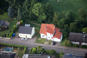 Quartier Billigheim in Billigheim-Ingenheim dans le département Rhénanie-Palatinat, Allemagne du point de vue du drone