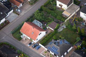 Vue oblique de Maxburgstr à le quartier Billigheim in Billigheim-Ingenheim dans le département Rhénanie-Palatinat, Allemagne