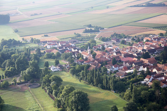 Vue d'oiseau de Quartier Mühlhofen in Billigheim-Ingenheim dans le département Rhénanie-Palatinat, Allemagne