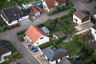 Maxburgstr à le quartier Billigheim in Billigheim-Ingenheim dans le département Rhénanie-Palatinat, Allemagne du point de vue du drone