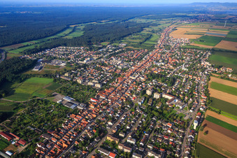 Vue aérienne de Vue d'ensemble de la ville depuis le nord-est à Kandel dans le département Rhénanie-Palatinat, Allemagne