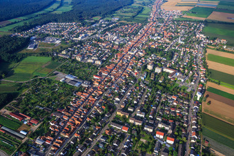 Vue aérienne de Vue d'ensemble de la ville depuis le nord-est à Kandel dans le département Rhénanie-Palatinat, Allemagne