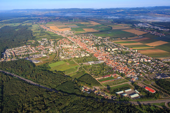 Vue d'ensemble de la ville depuis le sud-est à Kandel dans le département Rhénanie-Palatinat, Allemagne d'en haut
