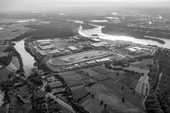 Vue aérienne de Zone industrielle de Wörth-Oberwald entre le Vieux Rhin et le port d'État depuis l'ouest à Wörth am Rhein dans le département Rhénanie-Palatinat, Allemagne