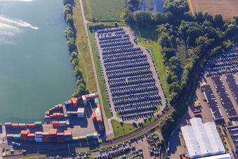 Vue aérienne de Parking pour les tracteurs routiers DAIMLIER produits à Hafenstr à le quartier Maximiliansau in Wörth am Rhein dans le département Rhénanie-Palatinat, Allemagne