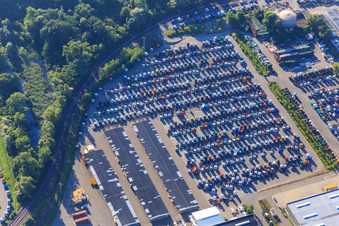 Vue aérienne de Place de parking pour les tracteurs routiers DAIMLIER produits à l'usine automobile de Wörth de l'Industriepark Wörth GmbH à le quartier Maximiliansau in Wörth am Rhein dans le département Rhénanie-Palatinat, Allemagne
