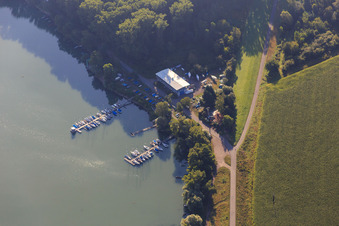 Vue aérienne de Clubhouse et jetées du club de voile RKC Wörth eV au port de Wörth à le quartier Maximiliansau in Wörth am Rhein dans le département Rhénanie-Palatinat, Allemagne