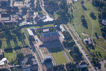 Vue aérienne de Parc Otto Dullenkopf Château de Gottesaue à le quartier Oststadt in Karlsruhe dans le département Bade-Wurtemberg, Allemagne