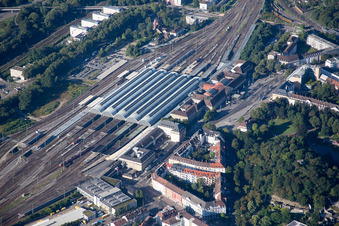 Vue aérienne de Gare centrale à le quartier Südweststadt in Karlsruhe dans le département Bade-Wurtemberg, Allemagne