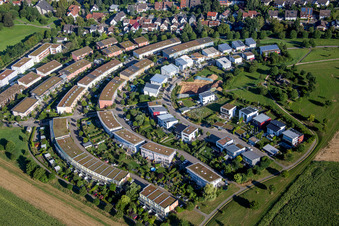 Vue aérienne de Zone résidentielle d'un ensemble de maisons unifamiliales écologiques Cinquante acres en Hohenwettersbach à le quartier Hohenwettersbach in Karlsruhe dans le département Bade-Wurtemberg, Allemagne
