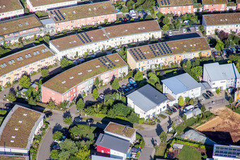 Vue aérienne de Zone résidentielle d'un ensemble de maisons unifamiliales écologiques Cinquante acres en Hohenwettersbach à le quartier Hohenwettersbach in Karlsruhe dans le département Bade-Wurtemberg, Allemagne