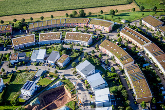 Photographie aérienne de Zone résidentielle d'un ensemble de maisons unifamiliales écologiques Cinquante acres en Hohenwettersbach à le quartier Hohenwettersbach in Karlsruhe dans le département Bade-Wurtemberg, Allemagne
