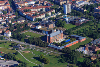 Vue aérienne de Parc Otto-Dullenkopf (sud) avec le château de Gottesaue à le quartier Oststadt in Karlsruhe dans le département Bade-Wurtemberg, Allemagne