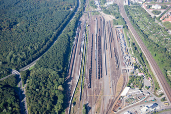 Vue aérienne de Gare de marchandises à le quartier Südstadt in Karlsruhe dans le département Bade-Wurtemberg, Allemagne
