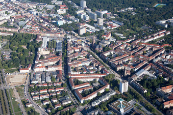 Vue aérienne de Rue Gottesauer à le quartier Oststadt in Karlsruhe dans le département Bade-Wurtemberg, Allemagne