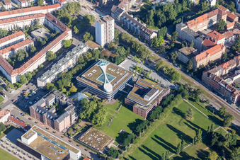 Vue aérienne de Bâtiment administratif de la compagnie d'assurance BGV / Badische Versicherungen derrière le bureau de district Karlsruhe à le quartier Oststadt in Karlsruhe dans le département Bade-Wurtemberg, Allemagne
